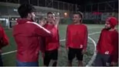 Spor ikiz futbolcu kardeşler, hakemi de şaşırtıyor