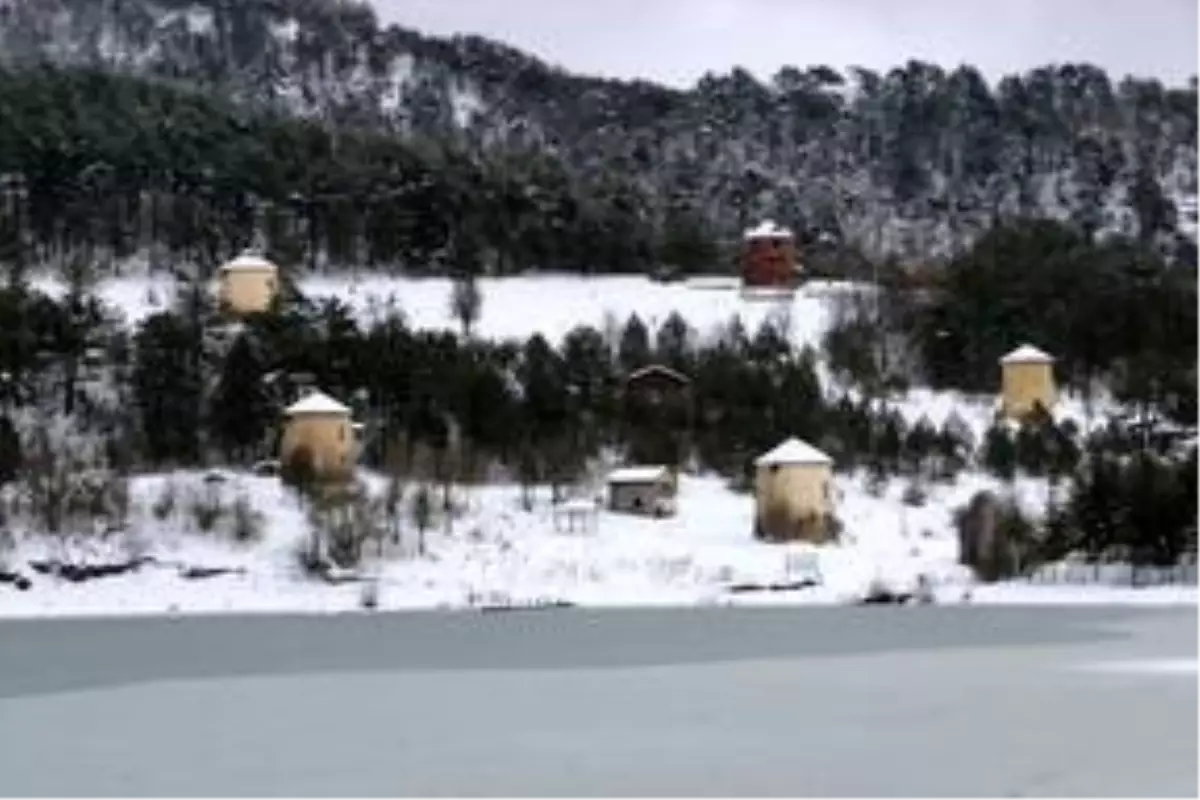 Sünnet ve Çubuk Gölü buz tuttu