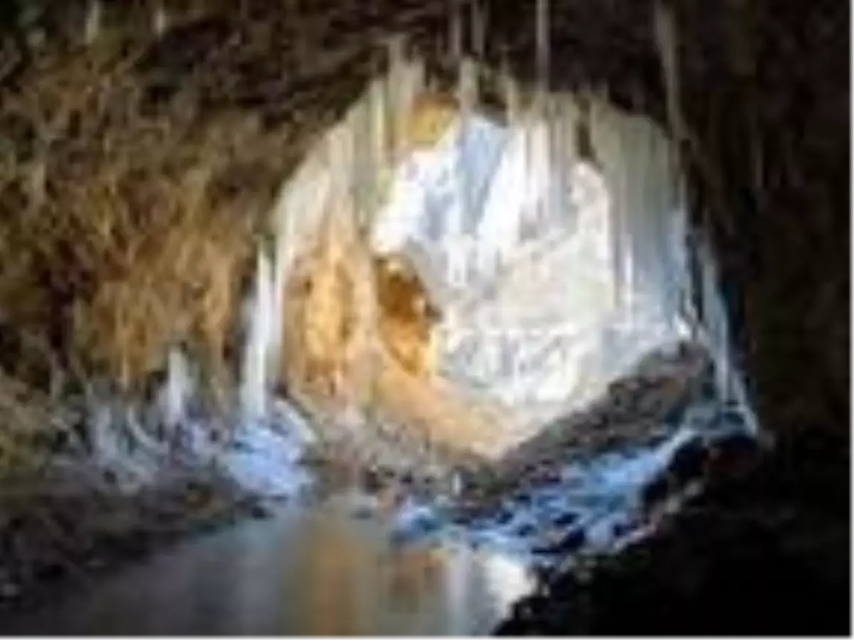 Tarihi Taş Yol buz tuttu