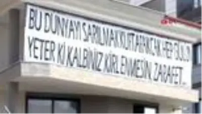 Toplumsal mesaj içeren cümleleri, afişlere yazdırıp dükkanının dışına asıyor