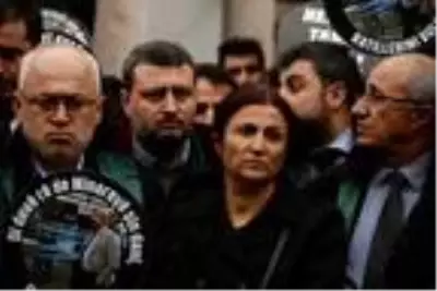 Türkan Elçi, 3 polisin ifadelerinin alındığını öğrenince eşinin mezarını ziyaret etti Türkan Elçi, 3 polisin ifadelerinin alındığını öğrenince eşinin mezarını ziyaret etti