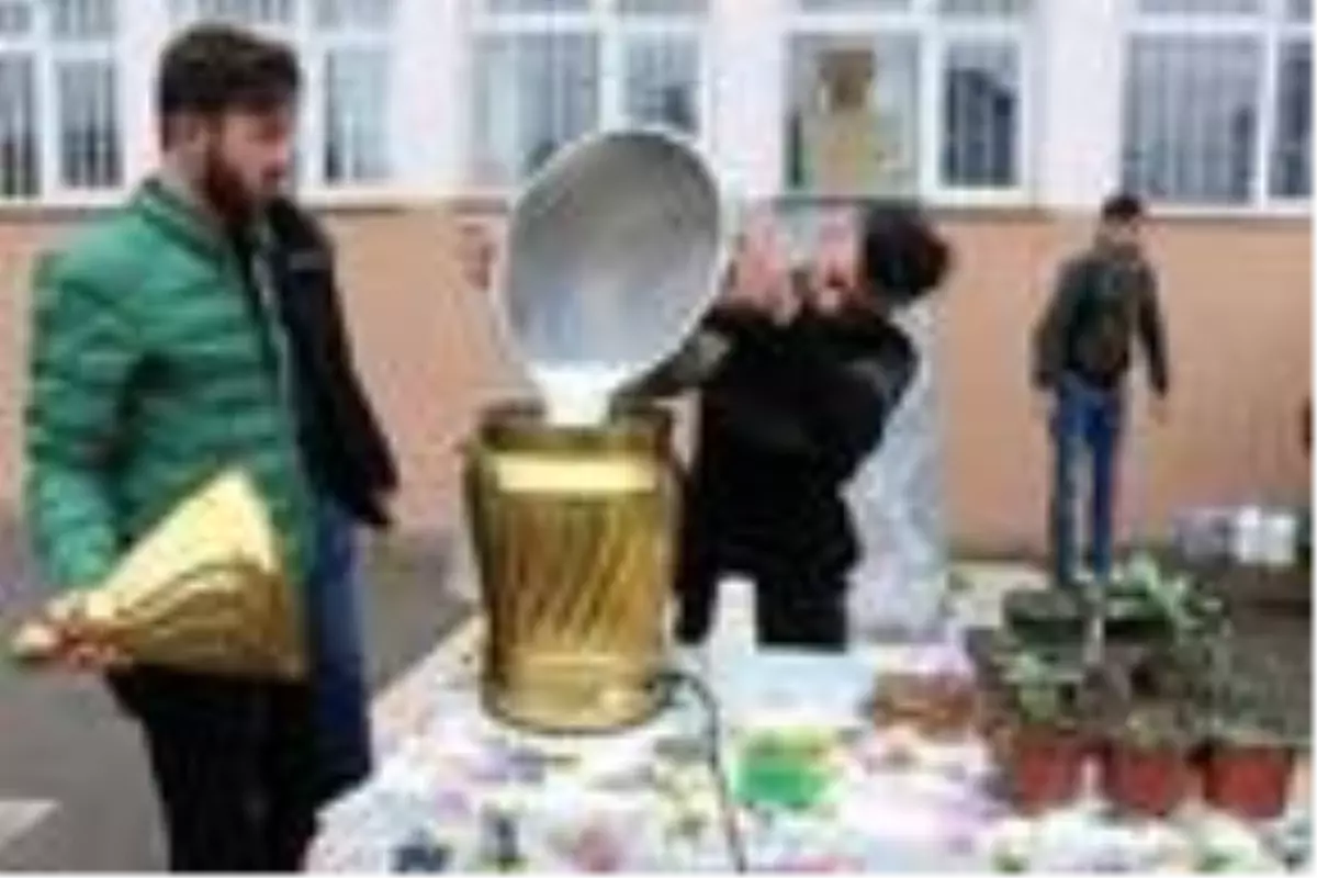 Ürettikleri salebi, öğrencilere ikram ediyorlar