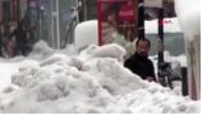 Van'da kar kalınlığı 1 metreyi aştı, 687 yerleşim yeri ulaşıma kapandı
