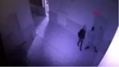 3 çocuk, kapıyı tekmeyle kırıp, kumbaraları çaldı