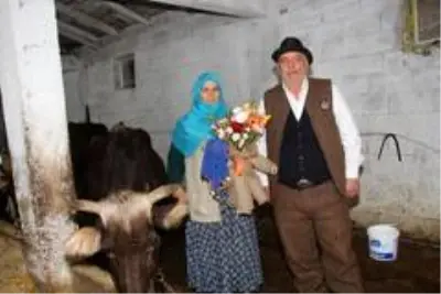 42 yıllık eşine ahırda Sevgililer Günü sürprizi 42 yıllık eşine ahırda Sevgililer Günü sürprizi