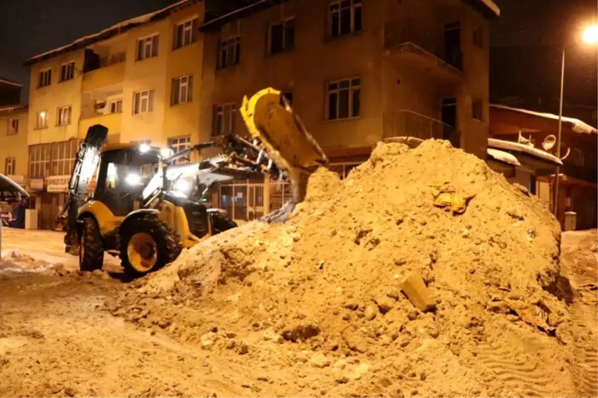 Ağrı Belediyesi karla mücadele çalışmalarına devam ediyor