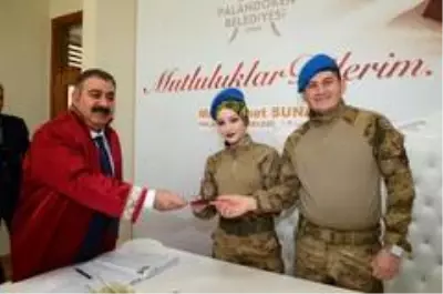 Askeri üniformayı giydiler, mutluluğa 'evet' dediler Askeri üniformayı giydiler, mutluluğa 'evet' dediler