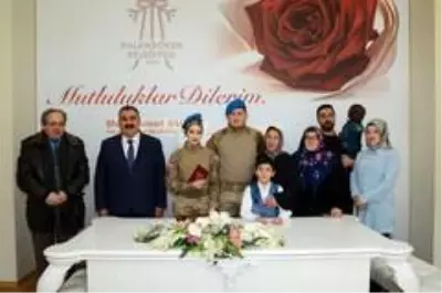 Askeri üniformayı giydiler, mutluluğa 'evet' dediler Askeri üniformayı giydiler, mutluluğa 'evet' dediler