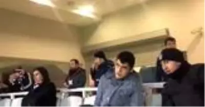 Bir polis memurunun görme engelli taraftara maçı anlatması geceye damga vurdu