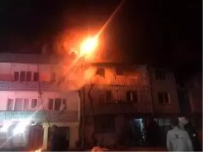 Bursa'da 3 katlı geri dönüşüm fabrikasında büyük yangın Bursa'da 3 katlı geri dönüşüm fabrikasında büyük yangın