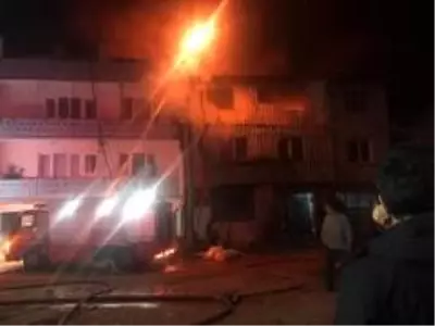 Bursa'da 3 katlı geri dönüşüm fabrikasında büyük yangın Bursa'da 3 katlı geri dönüşüm fabrikasında büyük yangın