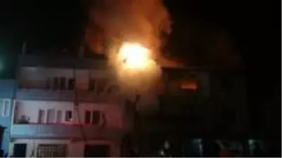Bursa'da 3 katlı geri dönüşüm fabrikasında büyük yangın Bursa'da 3 katlı geri dönüşüm fabrikasında büyük yangın