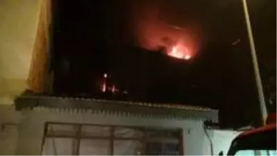 Bursa'da 3 katlı geri dönüşüm fabrikasında büyük yangın Bursa'da 3 katlı geri dönüşüm fabrikasında büyük yangın