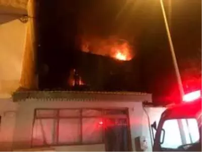 Bursa'da 3 katlı geri dönüşüm fabrikasında büyük yangın Bursa'da 3 katlı geri dönüşüm fabrikasında büyük yangın