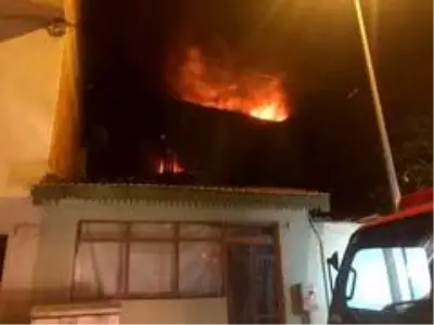 Bursa'da 3 katlı geri dönüşüm fabrikasında büyük yangın Bursa'da 3 katlı geri dönüşüm fabrikasında büyük yangın