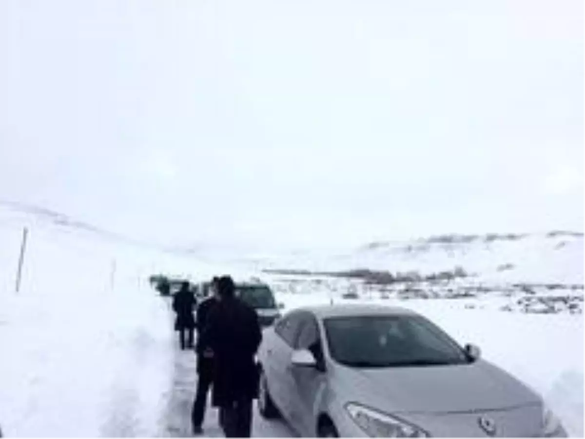 Cenaze aracı tipide mahsur kaldı