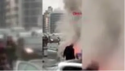 D 100'de yanan otomobil trafik yoğunluğuna neden oldu