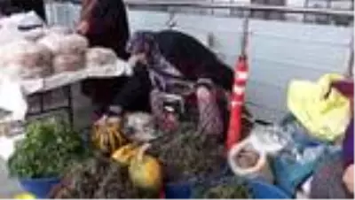Dağlardan topladığı otları pazarda satarak geçimini sağlıyor Dağlardan topladığı otları pazarda satarak geçimini sağlıyor