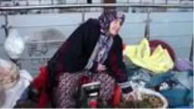 Dağlardan topladığı otları pazarda satarak geçimini sağlıyor Dağlardan topladığı otları pazarda satarak geçimini sağlıyor