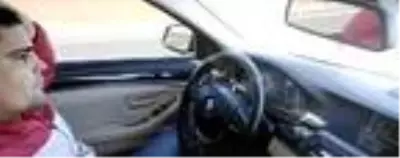 Direksiyonu bırakıp, dans eden trafik magandasına tepki Direksiyonu bırakıp, dans eden trafik magandasına tepki