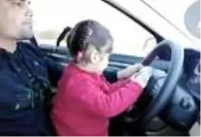 Direksiyonu bırakıp, dans eden trafik magandasına tepki Direksiyonu bırakıp, dans eden trafik magandasına tepki