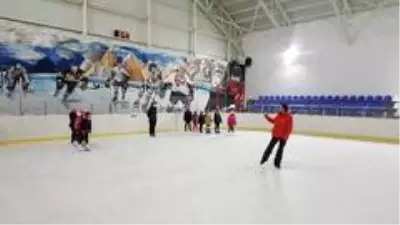 Ecevit'in adını taşıyan buz sporları salonu ilgi görüyor