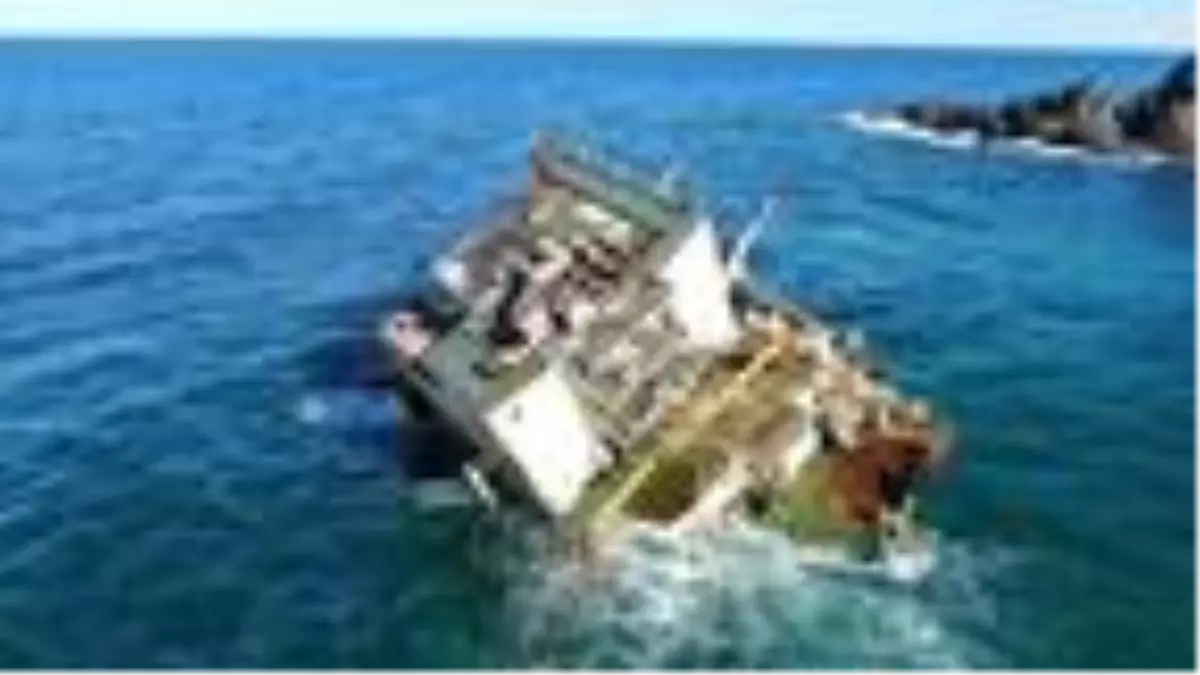 (Havadan fotoğraflarla) Dalgaların parçaladığı 'Natalia'nın su üzerinde sadece kaptan köşkü kaldı