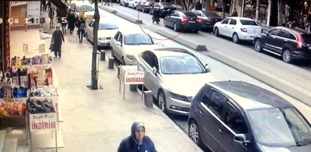 İstanbul'da otomobilin yaşlı kadına çarptığı an araç kamerasında