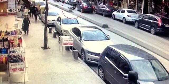 İstanbul'da otomobilin yaşlı kadına çarptığı an araç kamerasında