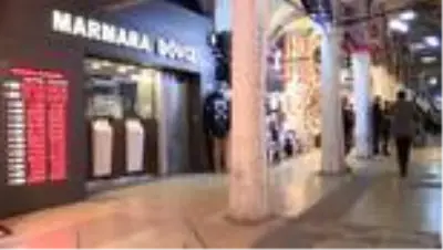 Kapalıçarşı'daki birçok dükkan vitrin ve tabelalarıyla tarihin üzerini örtüyor