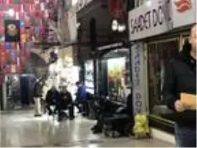 Kapalıçarşı'daki birçok dükkan vitrin ve tabelalarıyla tarihin üzerini örtüyor
