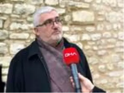 Kapalıçarşı'daki birçok dükkan vitrin ve tabelalarıyla tarihin üzerini örtüyor