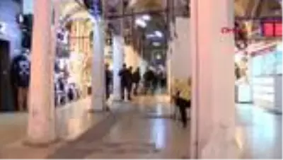 Kapalıçarşı'daki birçok dükkan vitrin ve tabelalarıyla tarihin üzerini örtüyor