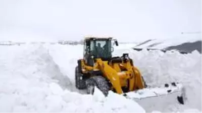 Karlıova'da kar kalınlığı 2 metreyi aştı Karlıova'da kar kalınlığı 2 metreyi aştı