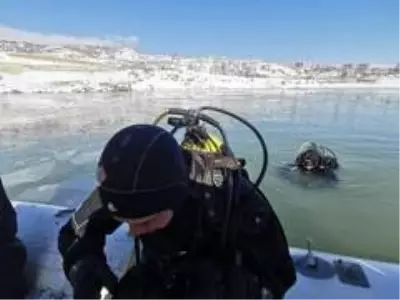 Kayıp Gülistan'ı buz tutan baraj gölünde aradılar