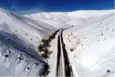 Kayseri'de çığ düşen yol, 17 saatte ulaşıma açıldı