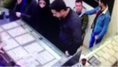 Kocaeli sevgililer günü hediyesi alma bahanesiyle 5 bin tl'lik yüzük çaldılar