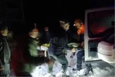 Komşusunun çatısını temizlerken düştü
