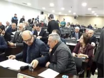 Adana'da cuma çıkışı dağıtılan Cumhuriyet gazetesi Belediye Meclisi'nde tartışıldı Adana'da cuma çıkışı dağıtılan Cumhuriyet gazetesi Belediye Meclisi'nde tartışıldı