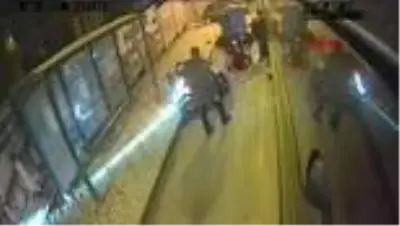 Motosikletin otobüsten inen kadına çarpma anı kamerada