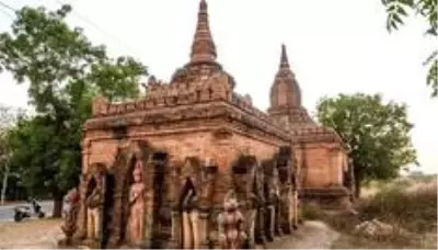 Myanmar'da tapınak önünde çekilip internete yüklenen cinsel ilişki videosu tepki çekti Myanmar'da tapınak önünde çekilip internete yüklenen cinsel ilişki videosu tepki çekti