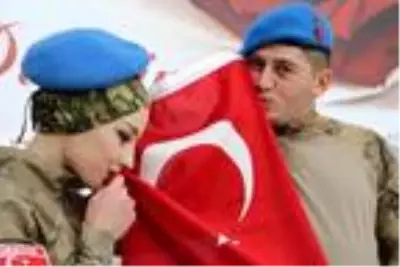 Nikahta Türk bayrağını öperek, 'evet' dediler Nikahta Türk bayrağını öperek, 'evet' dediler
