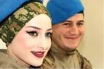 Nikahta Türk bayrağını öperek, 'evet' dediler Nikahta Türk bayrağını öperek, 'evet' dediler