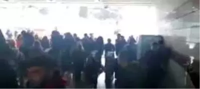 Bir grup öğrenci, metrobüs durağında İBB'nin ulaşım zammını protesto etti Bir grup öğrenci, metrobüs durağında İBB'nin ulaşım zammını protesto etti