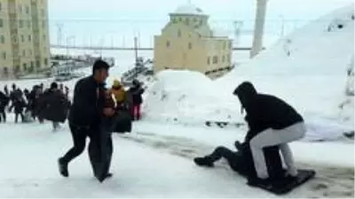 Okullar tatil oldu, çocuklar karın keyfini çıkardı