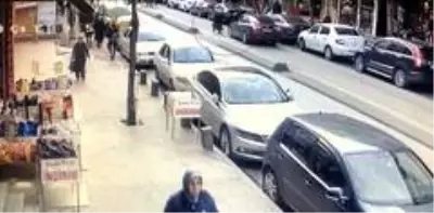 İstanbul'da otomobilin yaşlı kadına çarptığı an araç kamerasında İstanbul'da otomobilin yaşlı kadına çarptığı an araç kamerasında
