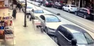 İstanbul'da otomobilin yaşlı kadına çarptığı an araç kamerasında İstanbul'da otomobilin yaşlı kadına çarptığı an araç kamerasında