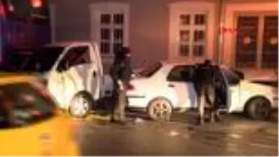 Polis aramasından kaçtı, meyve satılan kamyonete çarptı: 3 yaralı