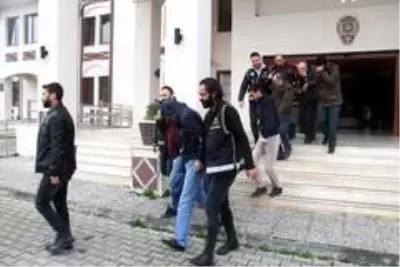 Aydın'daki fuhuş operasyonunda, şüphelilerden birisinin polis memuru olduğu ortaya çıktı Aydın'daki fuhuş operasyonunda, şüphelilerden birisinin polis memuru olduğu ortaya çıktı