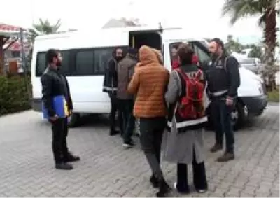 Aydın'daki fuhuş operasyonunda, şüphelilerden birisinin polis memuru olduğu ortaya çıktı Aydın'daki fuhuş operasyonunda, şüphelilerden birisinin polis memuru olduğu ortaya çıktı